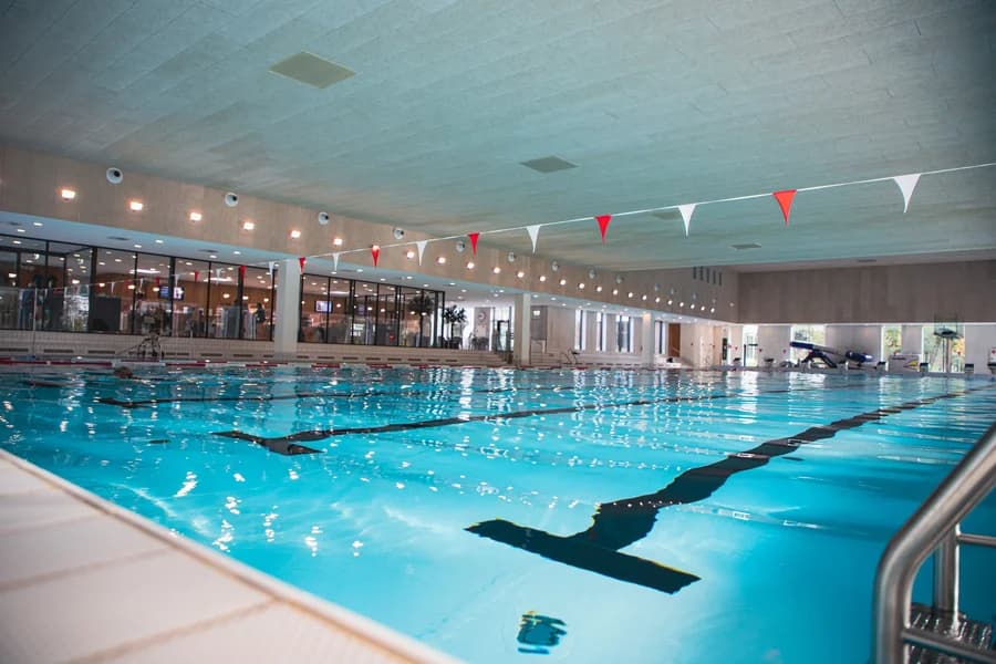 Svømmesjov i Roskildebadets fun-bassin