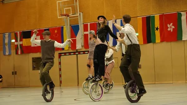 Lær seje tricks på en ethjulet cykel (1. til 10. klasse)
