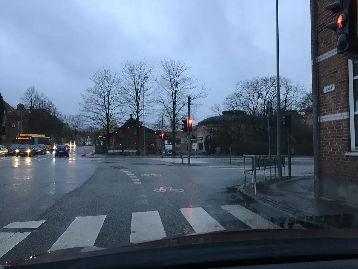 Street view of Gimle in Roskilde at an intersection on a cloudy day.