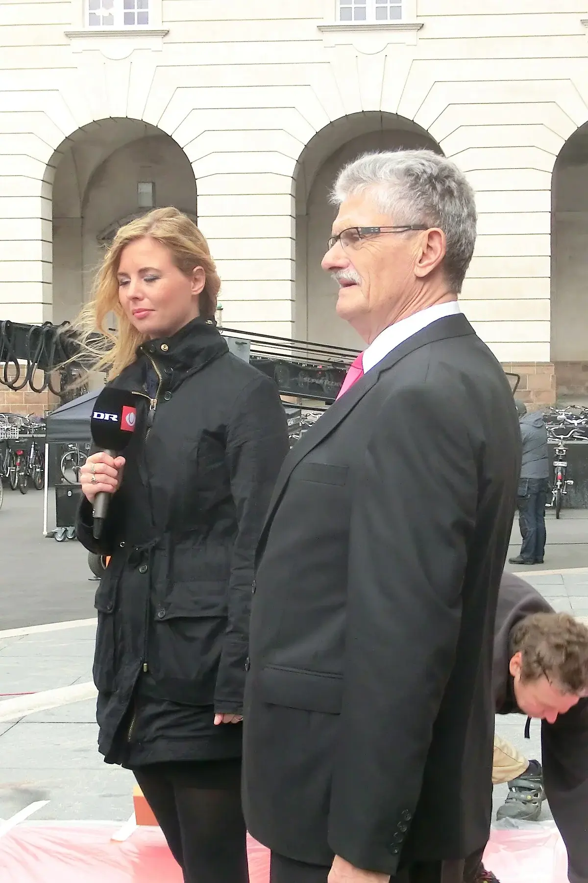 Mogens Lykketoft being interviewed by a reporter outdoors.